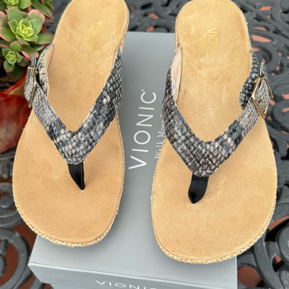 🟤Vionic Polina Snake Skin Toe Post arch support orthotic sandal. Size 9